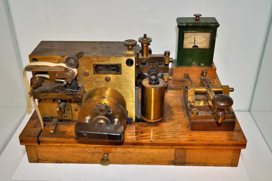 Радиотелеграф. Электромагнитный телеграфный аппарат 1837. Телеграфный аппарат Лоренц. Телеграфный аппарат Яблочкова. Самуэль Морзе телеграфный аппарат.