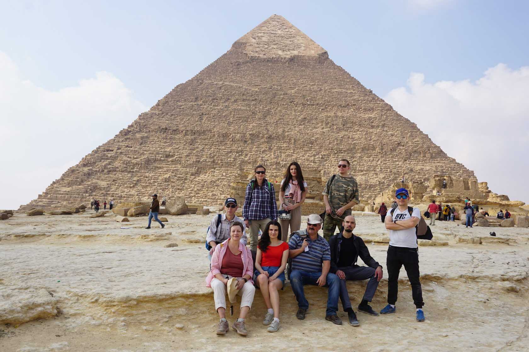 Куча пирамид. Пирамида Хеопса экскурсия. Пирамиды Хеопса Египет туристы. Хургада пирамиды Гизы Египет. Туристы Каир пирамиды.