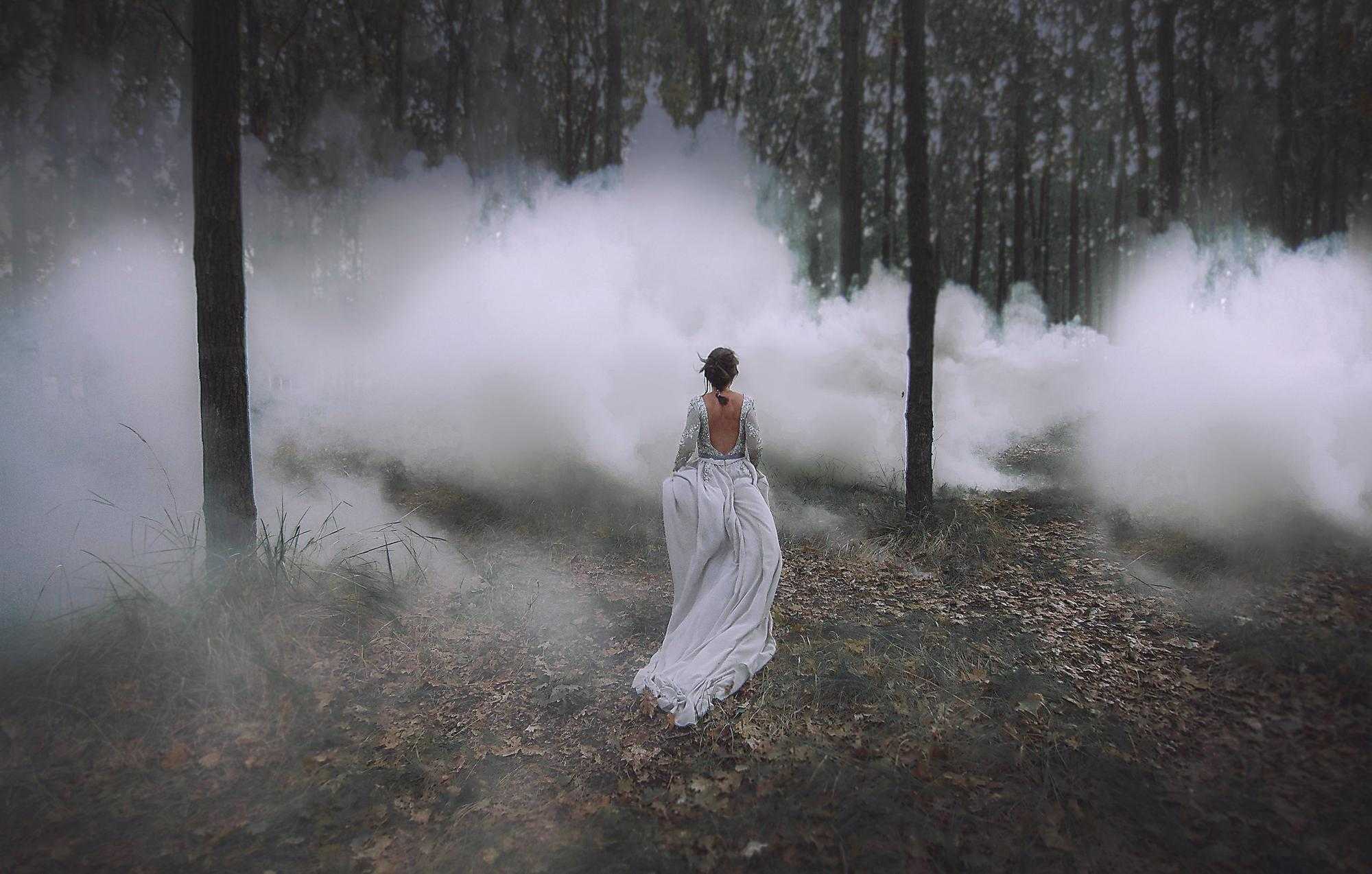 Фотосессия в туманном лесу